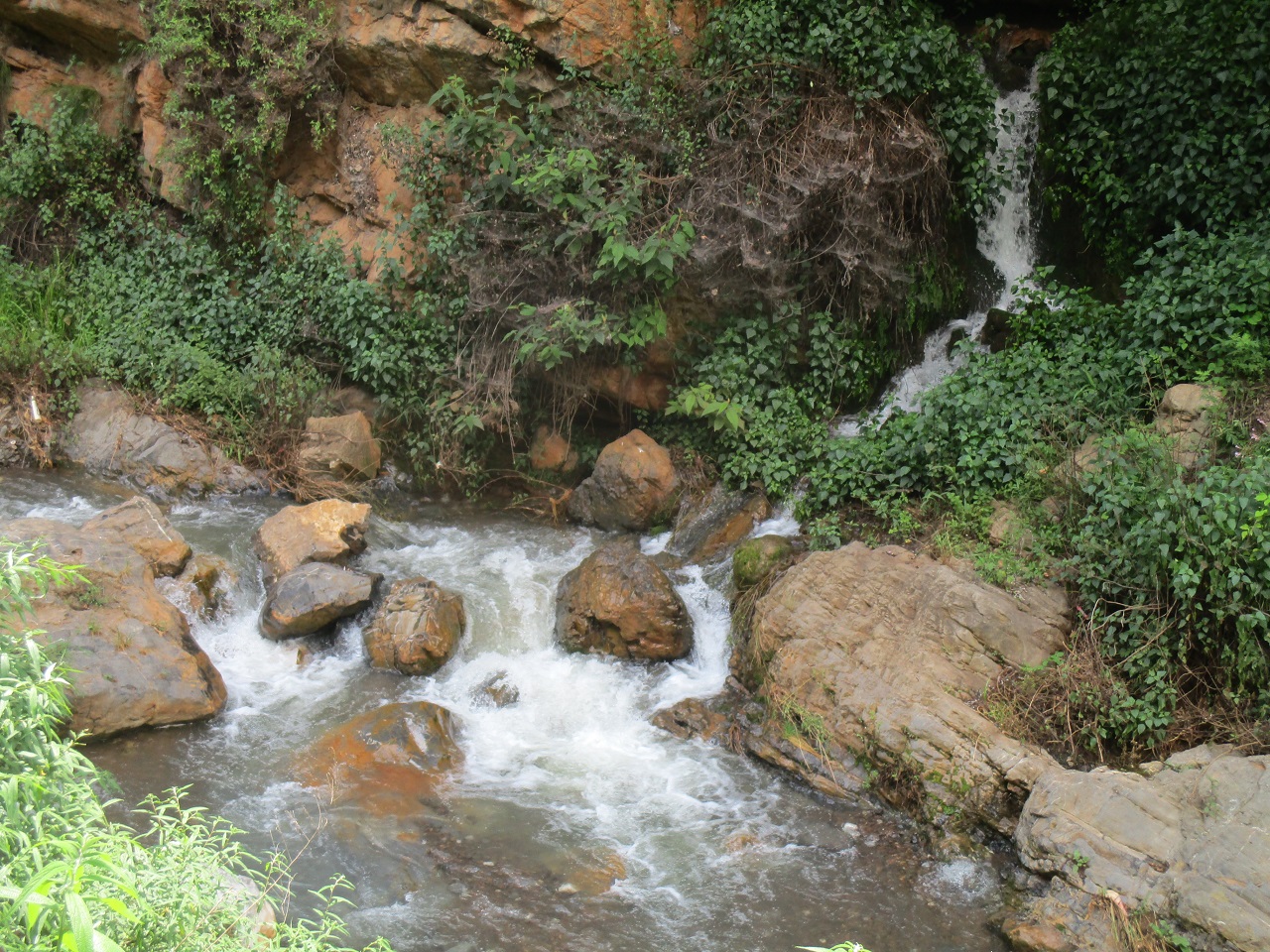 过山洞泉