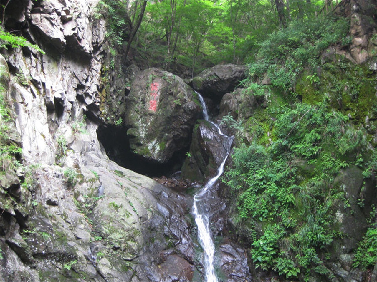 皇姑岩卢医山风景区