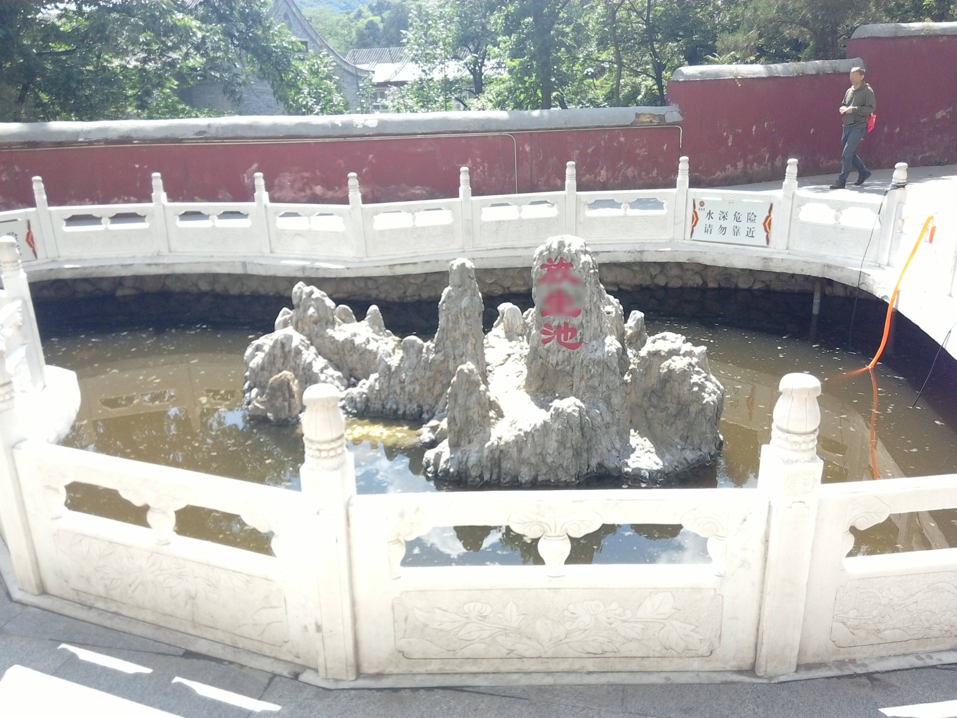 潭柘寺风景区放生池