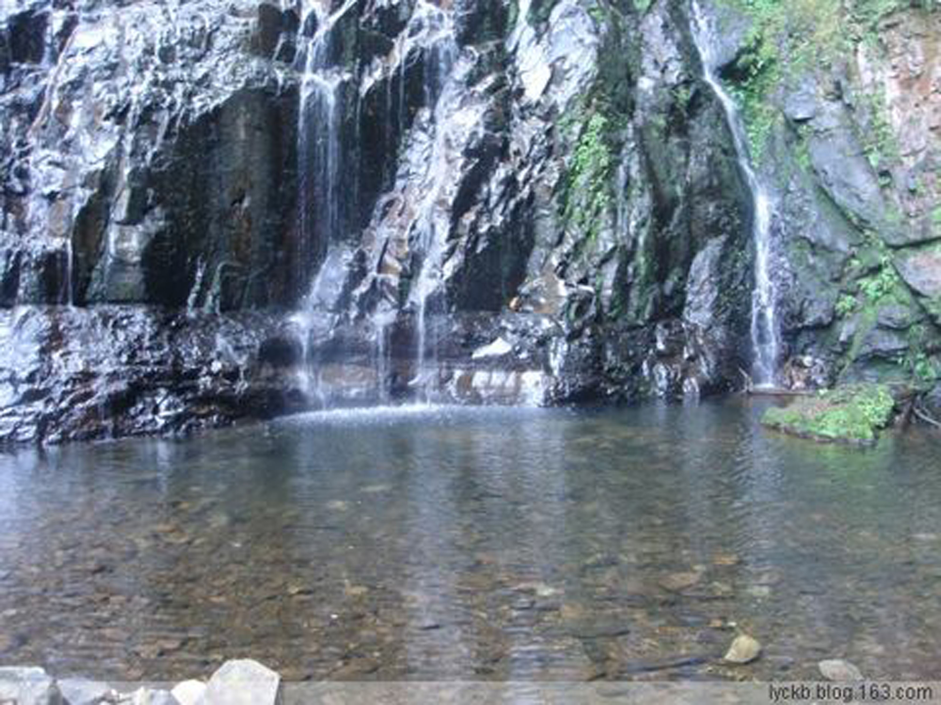 乌蛇岛瀑布山坡泉水