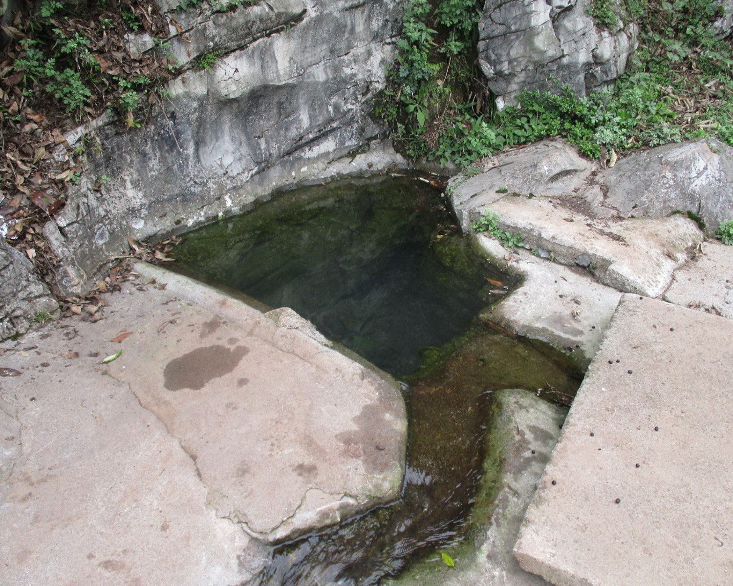 大龙洞泉水