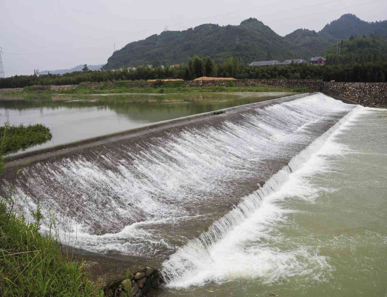 弼村水