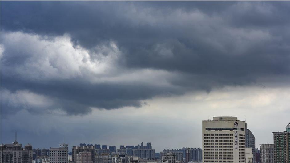 7月31日泰安多雲轉雷陣雨,南風3-4級