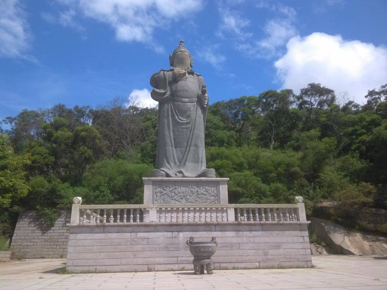 青山王石像